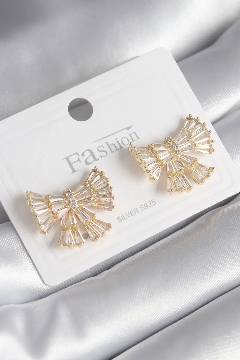 BFS Pirinç Gold Renk Zirkon Taşlı Kurdele Model Kadın Küpe