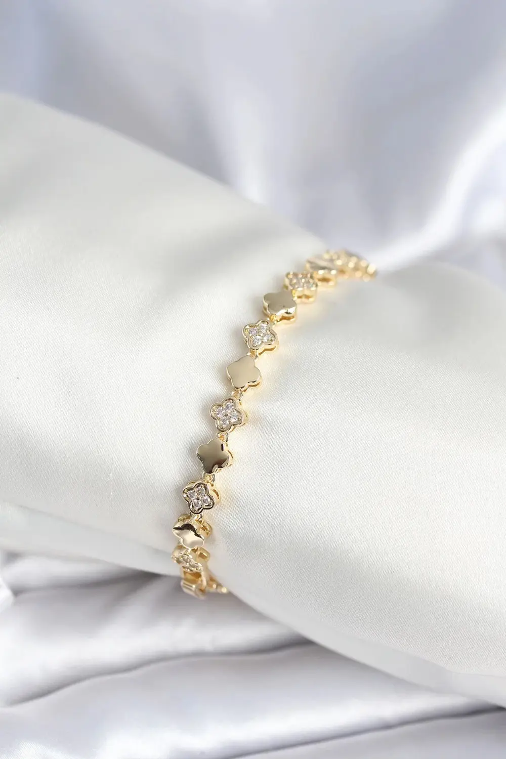 BFS Pirinç Gold Renk Zirkon Taşlı Yonca Model Kadın Bileklik