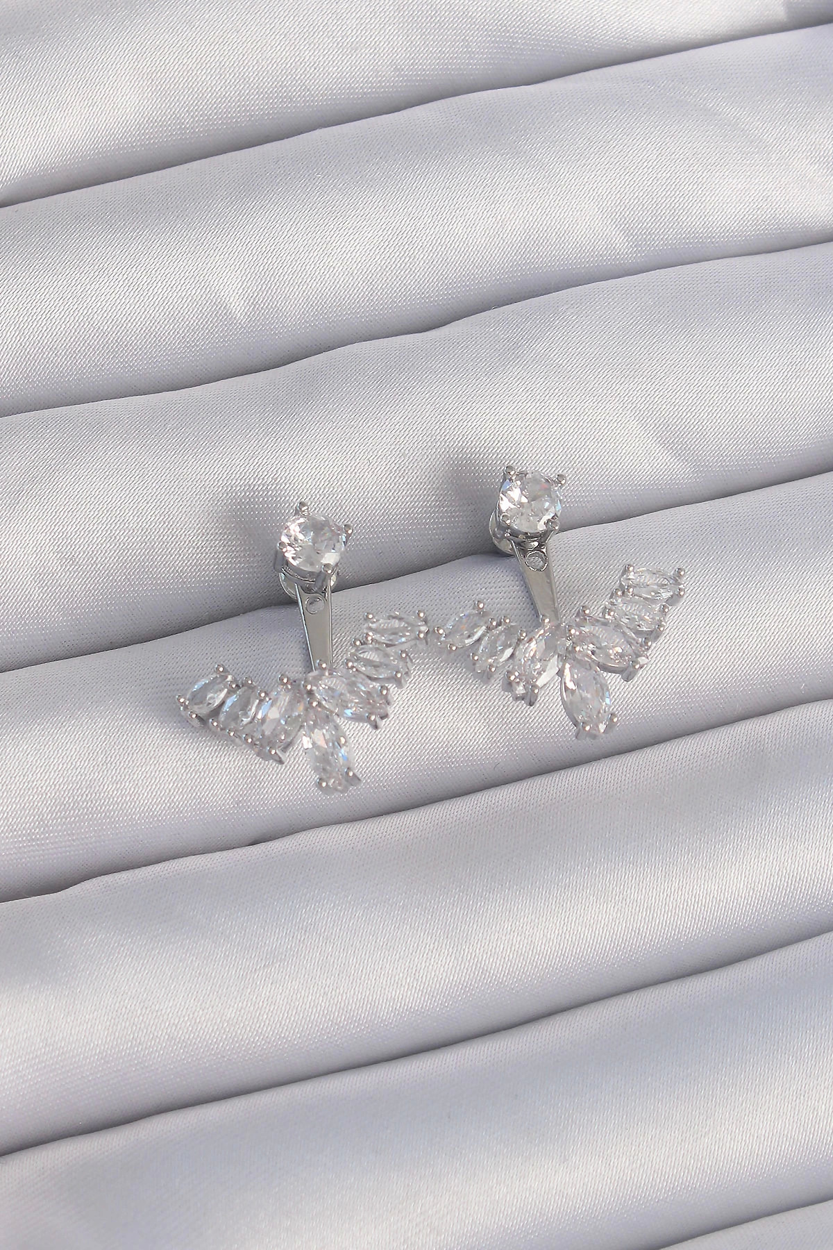 BFS Pirinç Gümüş Renk Zirkon Taşlı V Model Küpe