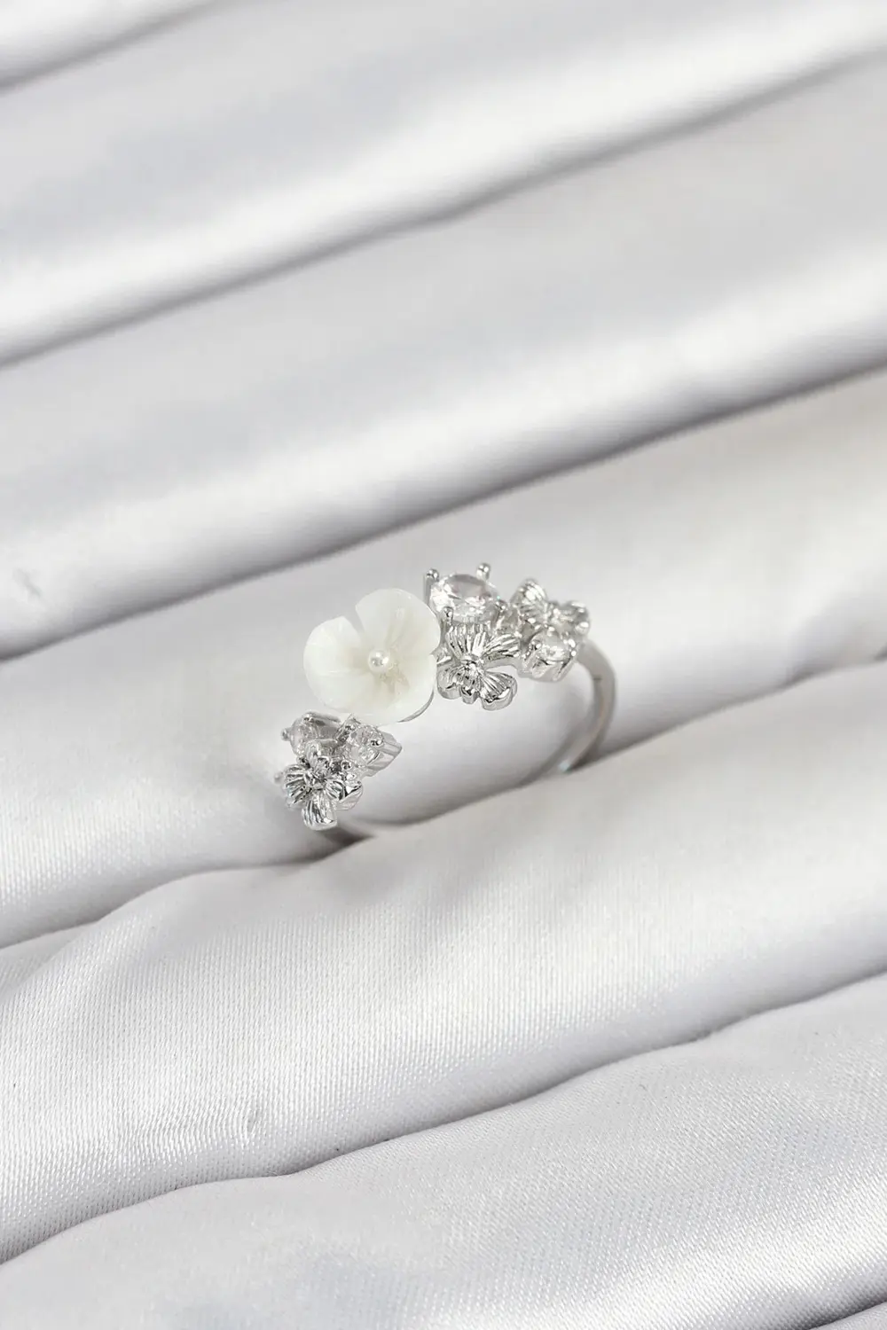 BFS Pirinç Gümüş Renk Çiçek Model Zirkon Taşlı Kadın Yüzük