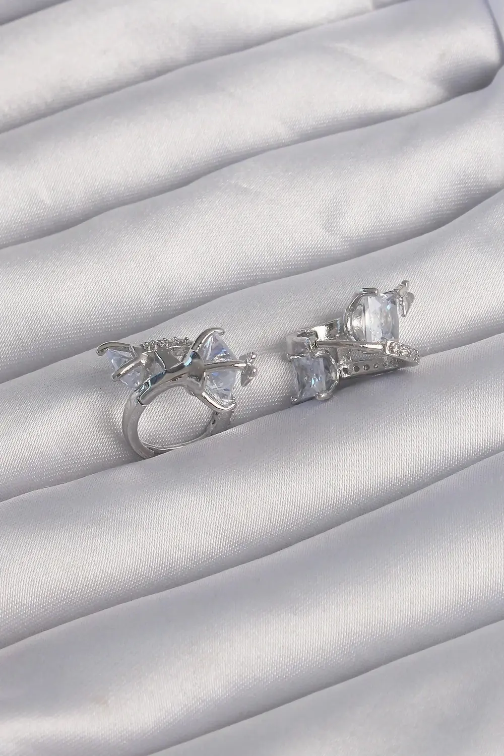 BFS Pirinç Gümüş Renk İri Zirkon Taşlı Kıvrımlı Minimal Kelebekli