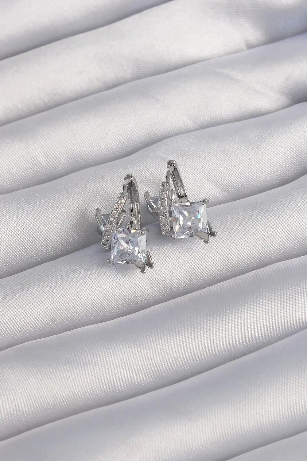 BFS Pirinç Gümüş Renk İri Zirkon Taşlı Kıvrımlı Minimal Kelebekli