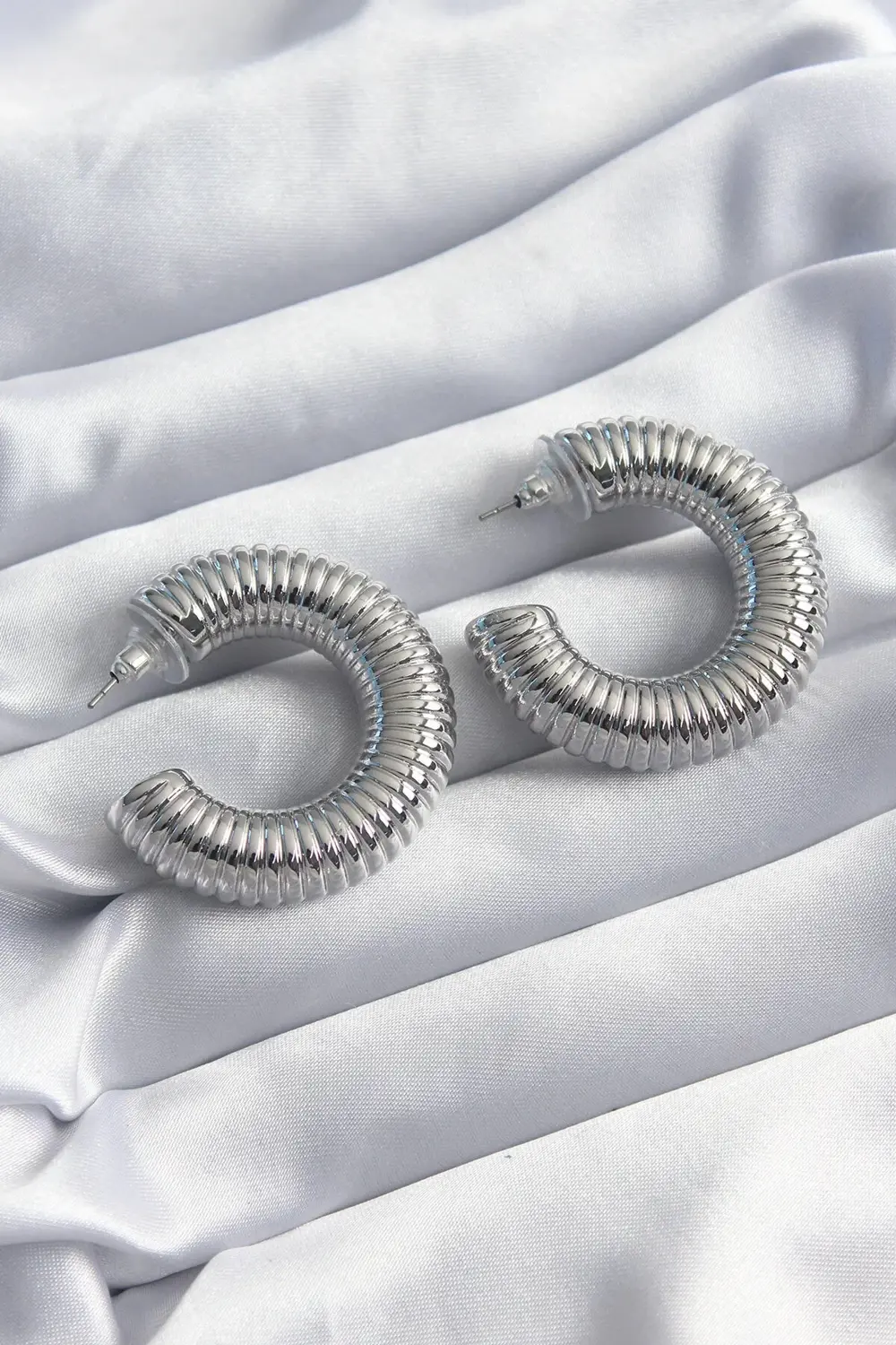 BFS Pirinç Gümüş Renk İşleme Halka Model Kadın Küpe