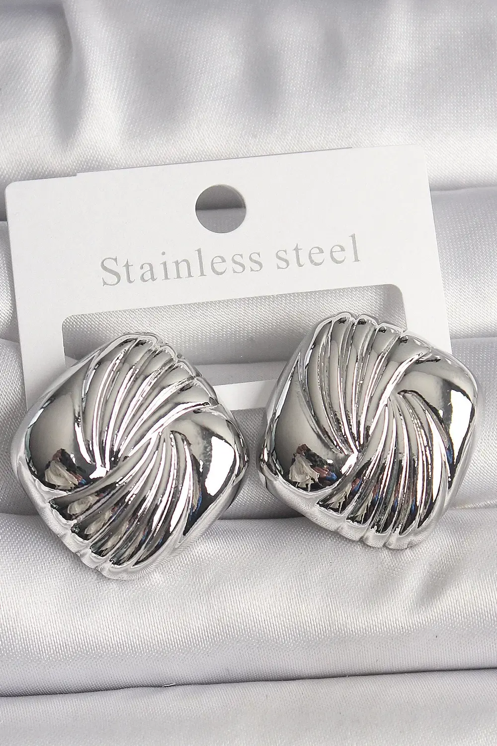 BFS Pirinç Gümüş Renk İşlemeli Kare Model Kadın Küpe