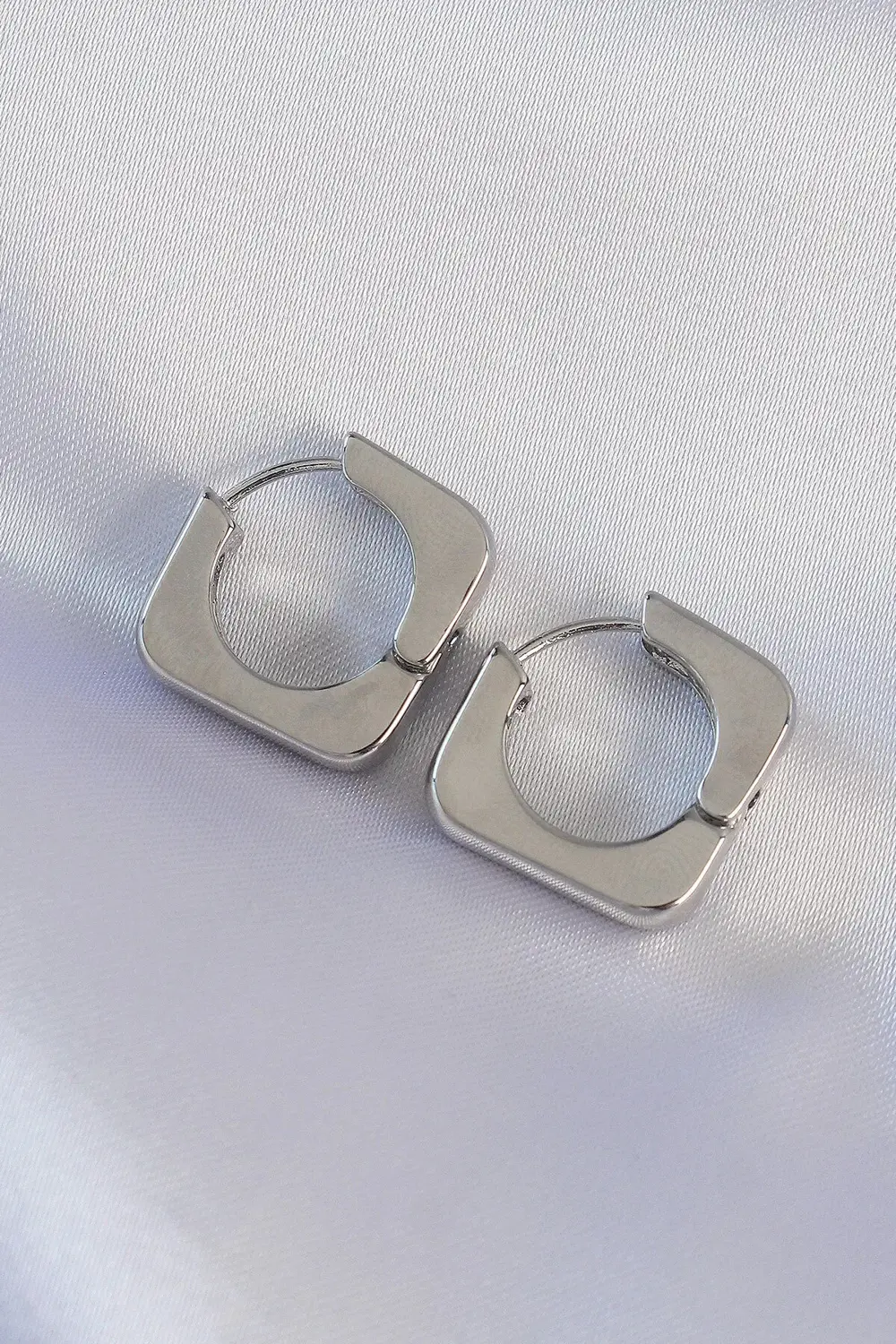 BFS Pirinç Gümüş Renk Kare Küpe