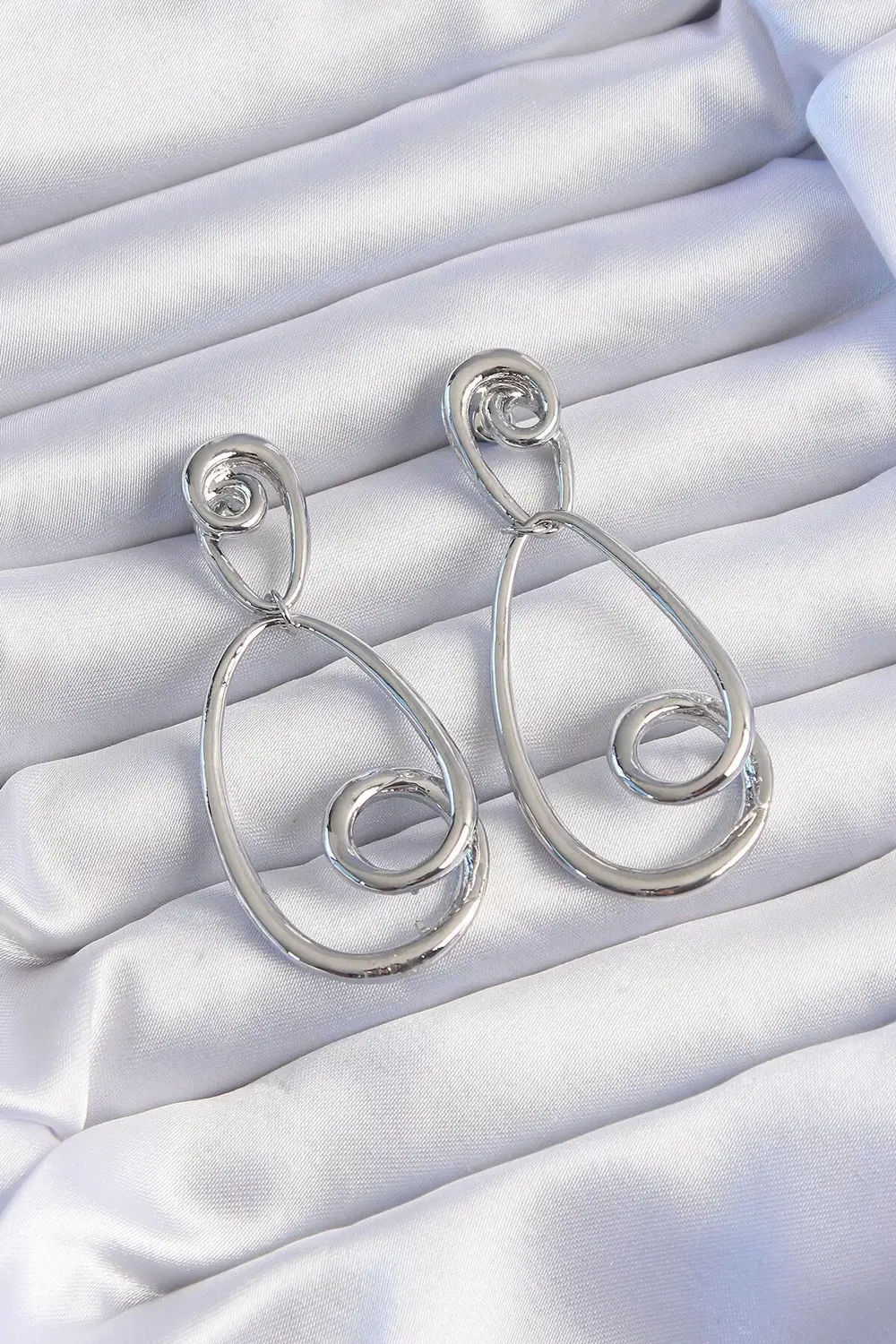 BFS Pirinç Gümüş Renk Kıvrımlı Sallantılı Küpe