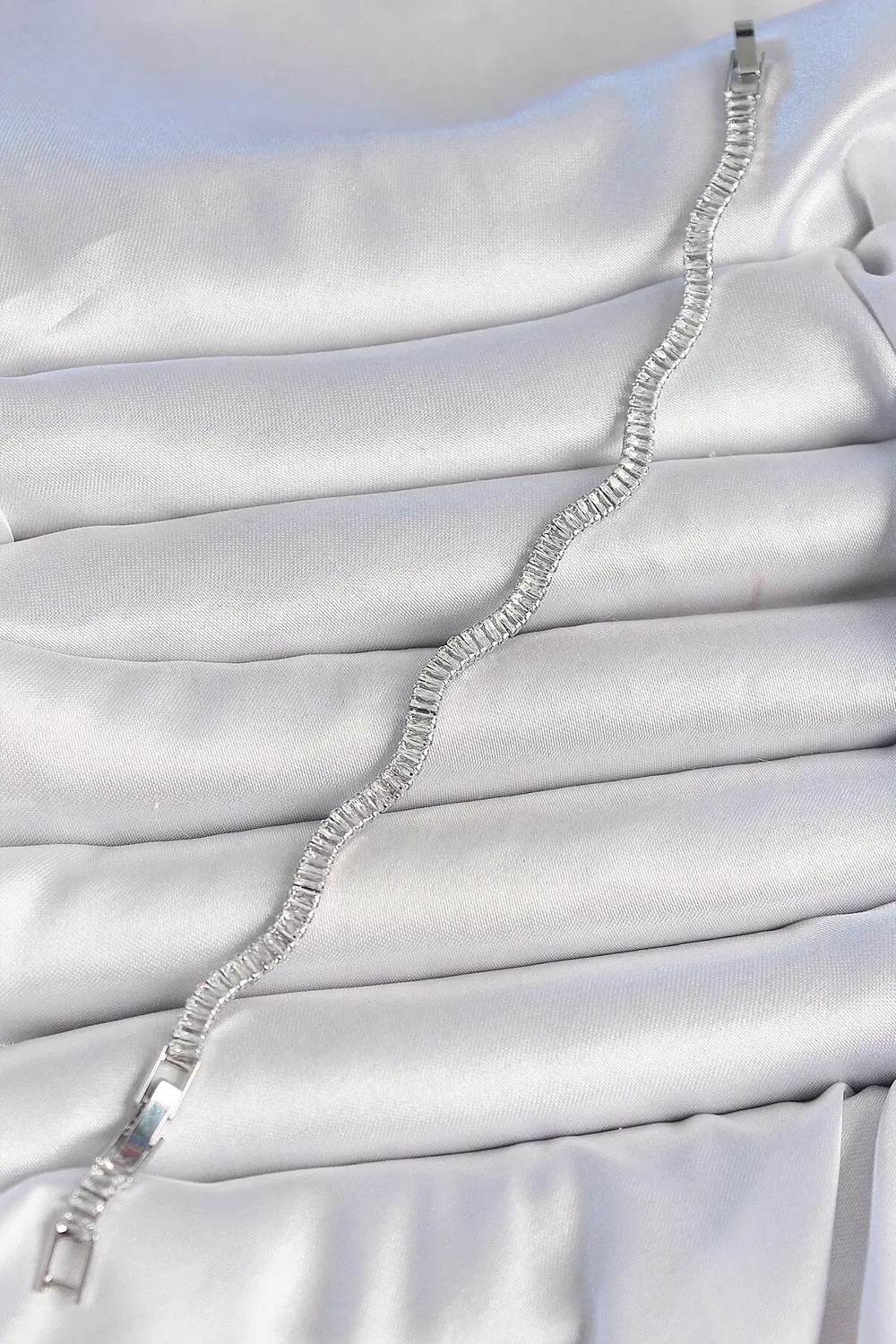 BFS Pirinç Gümüş Renk Su Yolu Zirkon Taşlı Model Kadın Bileklik