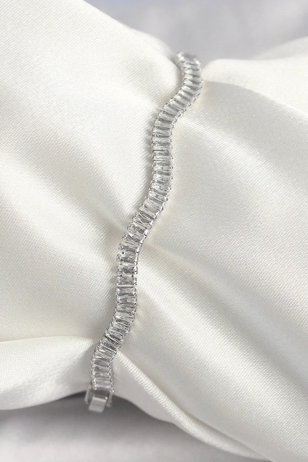 BFS Pirinç Gümüş Renk Su Yolu Zirkon Taşlı Model Kadın Bileklik