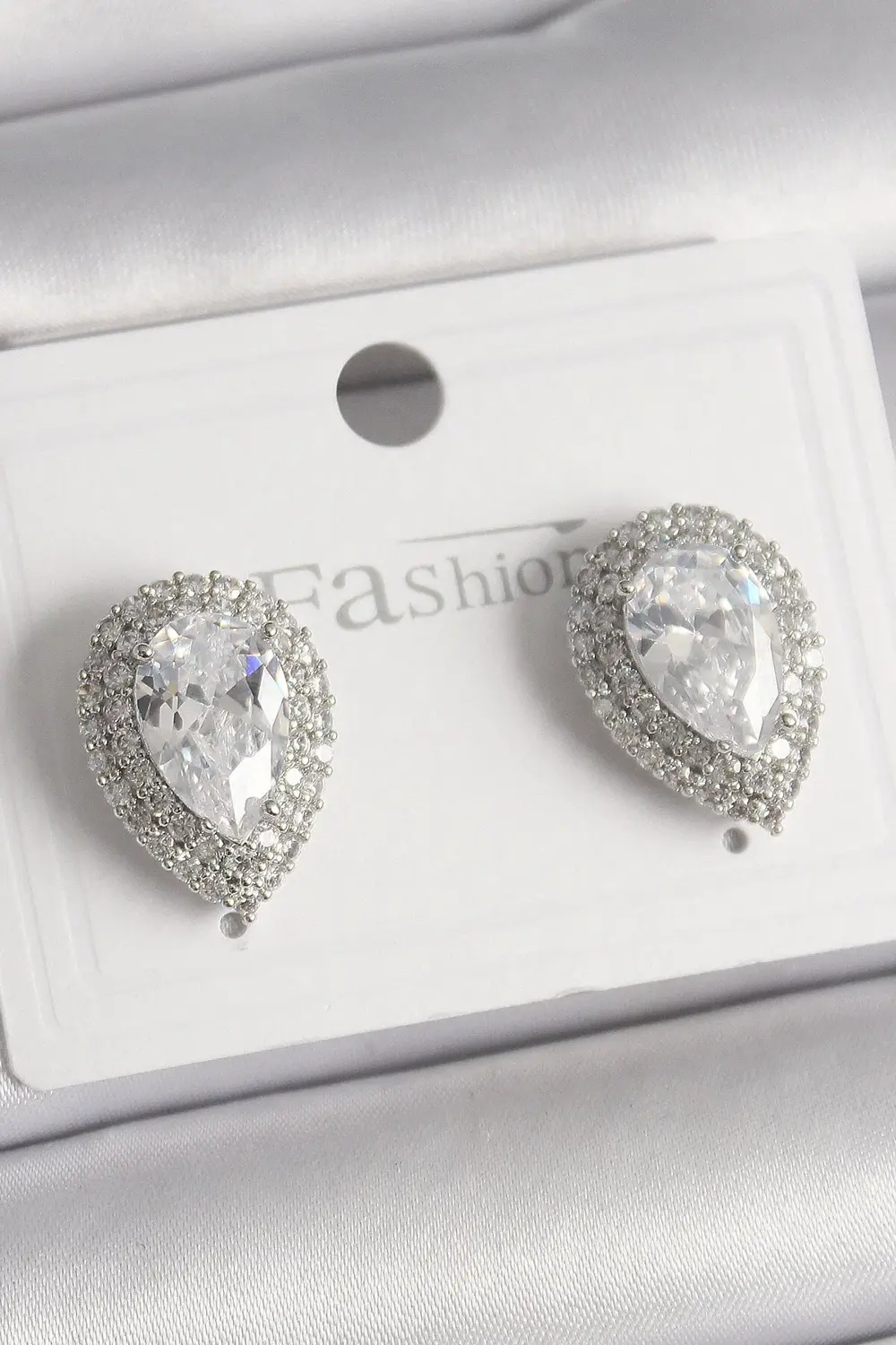 BFS Pirinç Gümüş Renk Zirkon Taşlı Damla Model Kadın Küpe