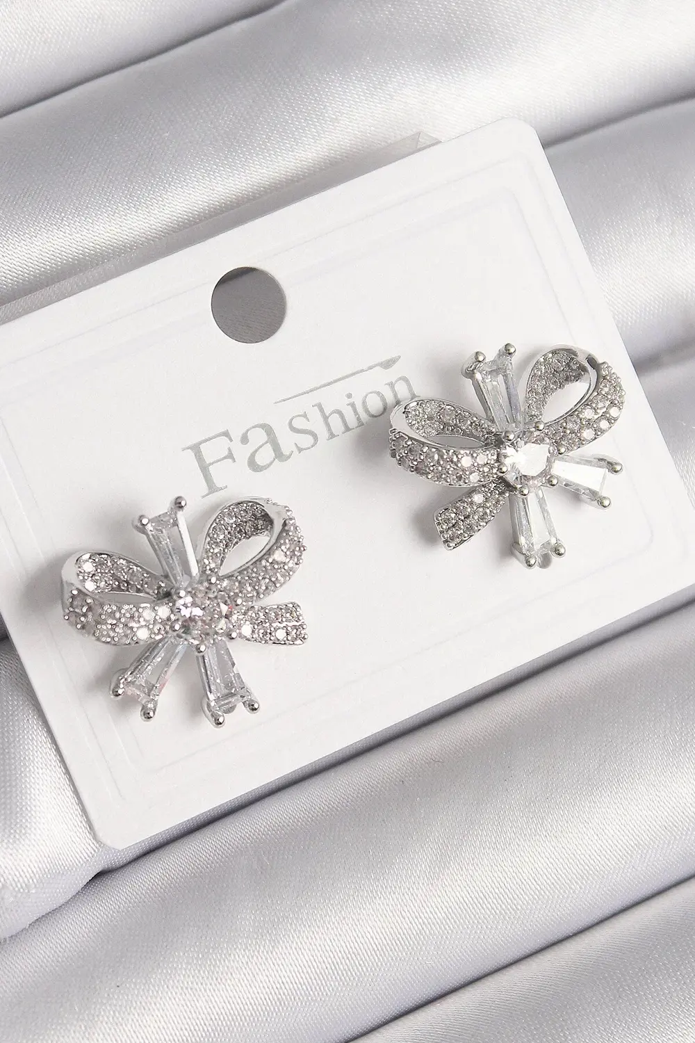 BFS Pirinç Gümüş Renk Zirkon Taşlı Fiyonk Model Kadın Küpe