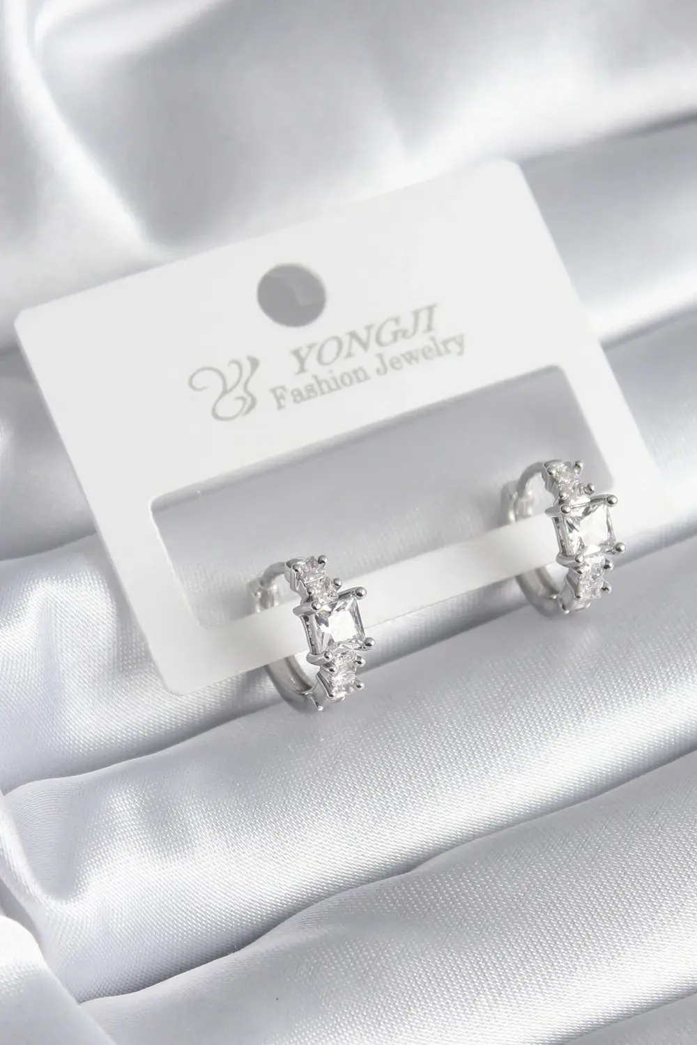 BFS Pirinç Gümüş Renk Zirkon Taşlı Kadın Küpe