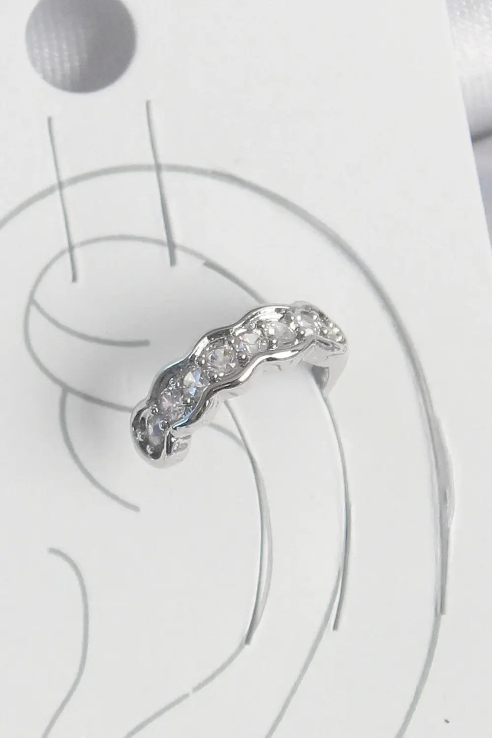 BFS Pirinç Gümüş Renk Zirkon Taşlı Kıkırdak Model Kadın Küpe