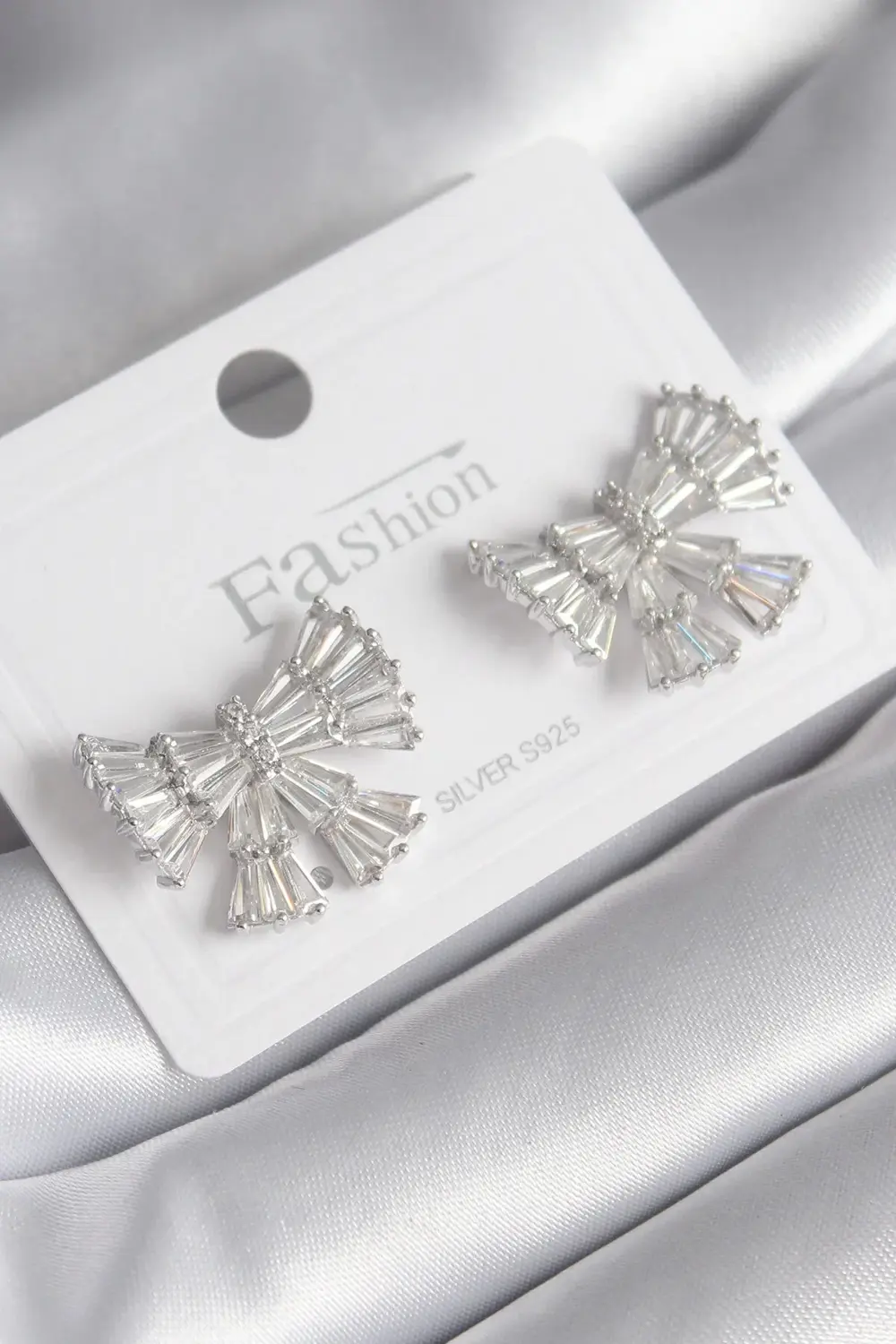 BFS Pirinç Gümüş Renk Zirkon Taşlı Kurdele Model Kadın Küp