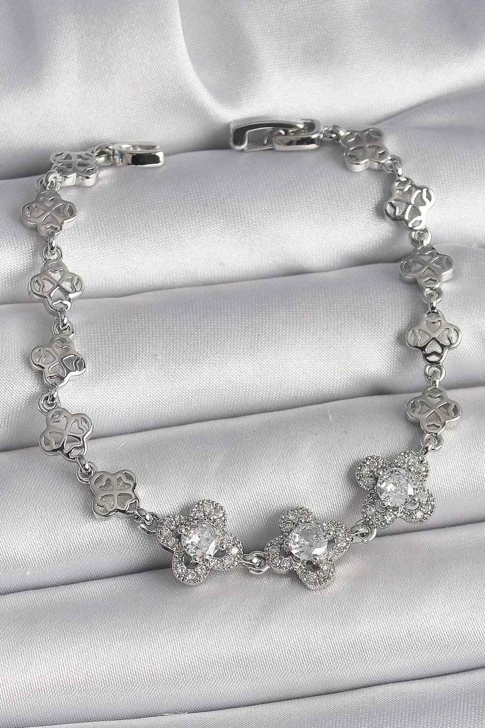 BFS Pirinç Gümüş Renk Zirkon Taşlı Yonca Model Kadın Bileklik