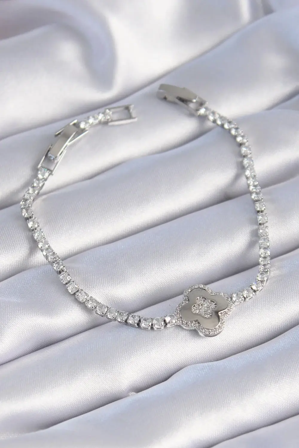 BFS Pirinç Gümüş Renk Zirkon Taşlı Yonca Model Kadın Bileklik