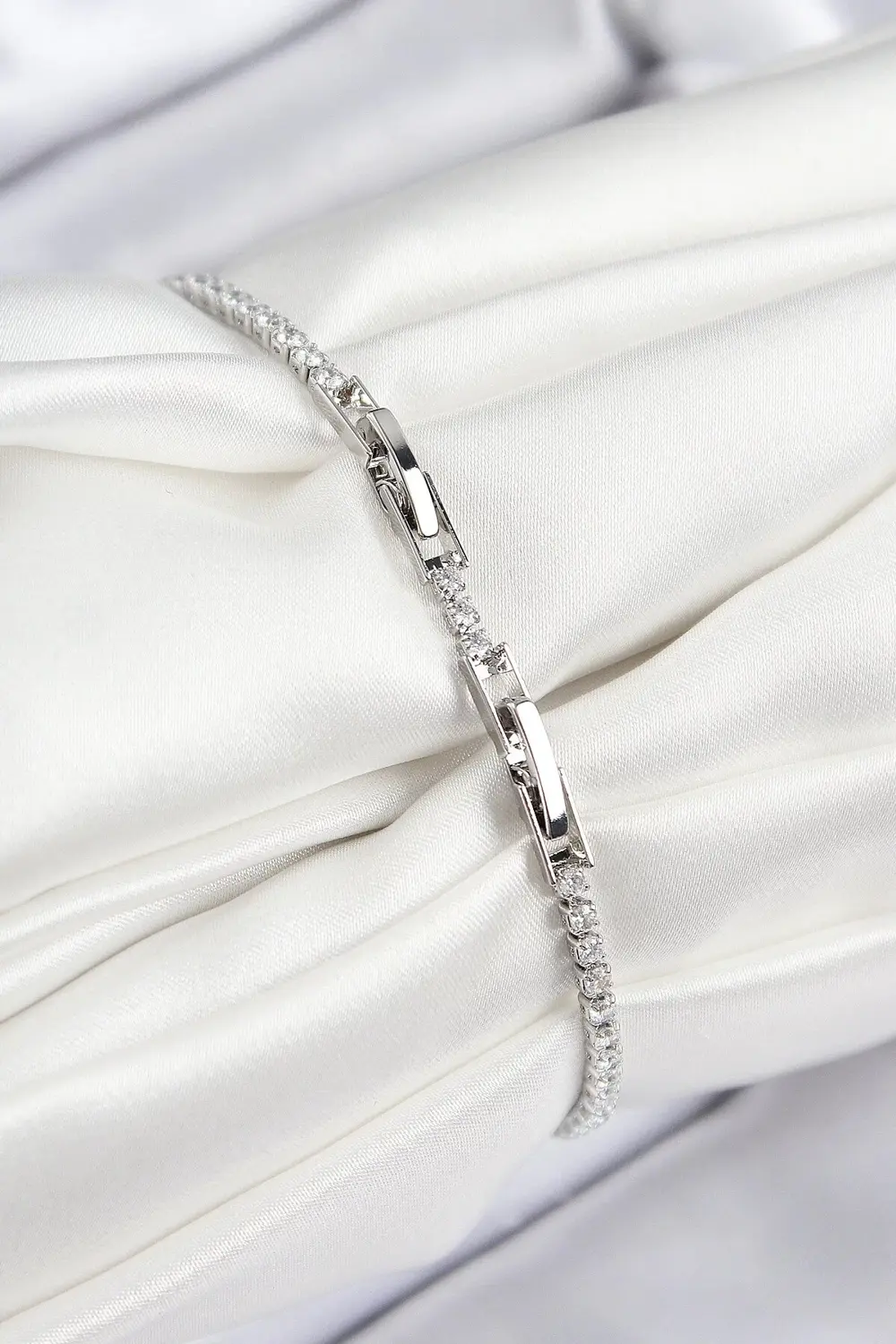 BFS Pirinç Zirkon Taşlı Yıldız Model Gümüş Renk Kadın Bileklik