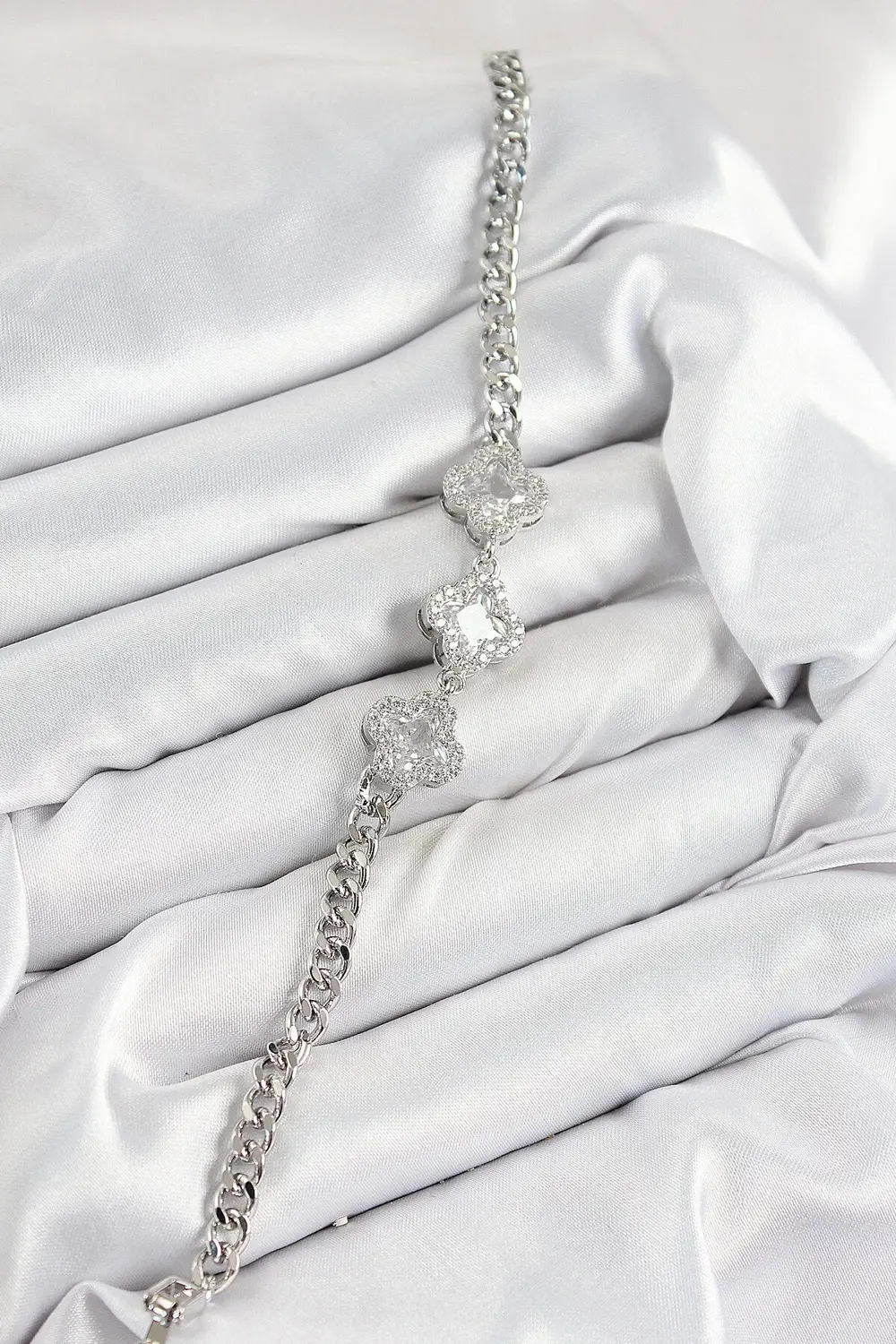 BFS Pirinç Zirkon Taşlı Yonca Model Gümüş Renk Kadın Bileklik