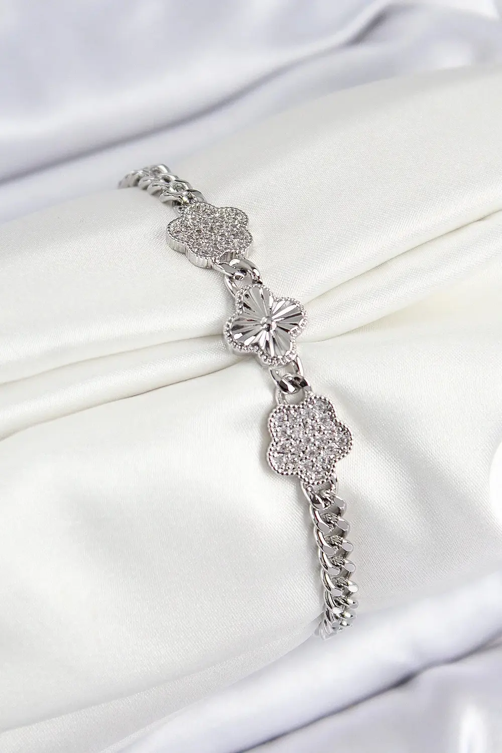 BFS Pirinç Zirkon Taşlı Yonca Model Gümüş Renk Kadın Bileklik