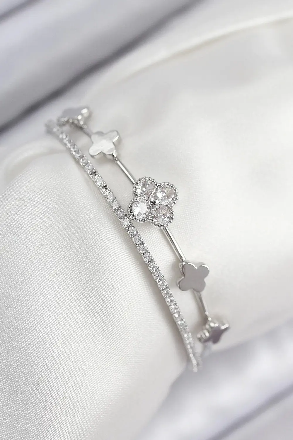 BFS Pirinç Zirkon Taşlı Yonca Model Gümüş Renk Kadın Bileklik