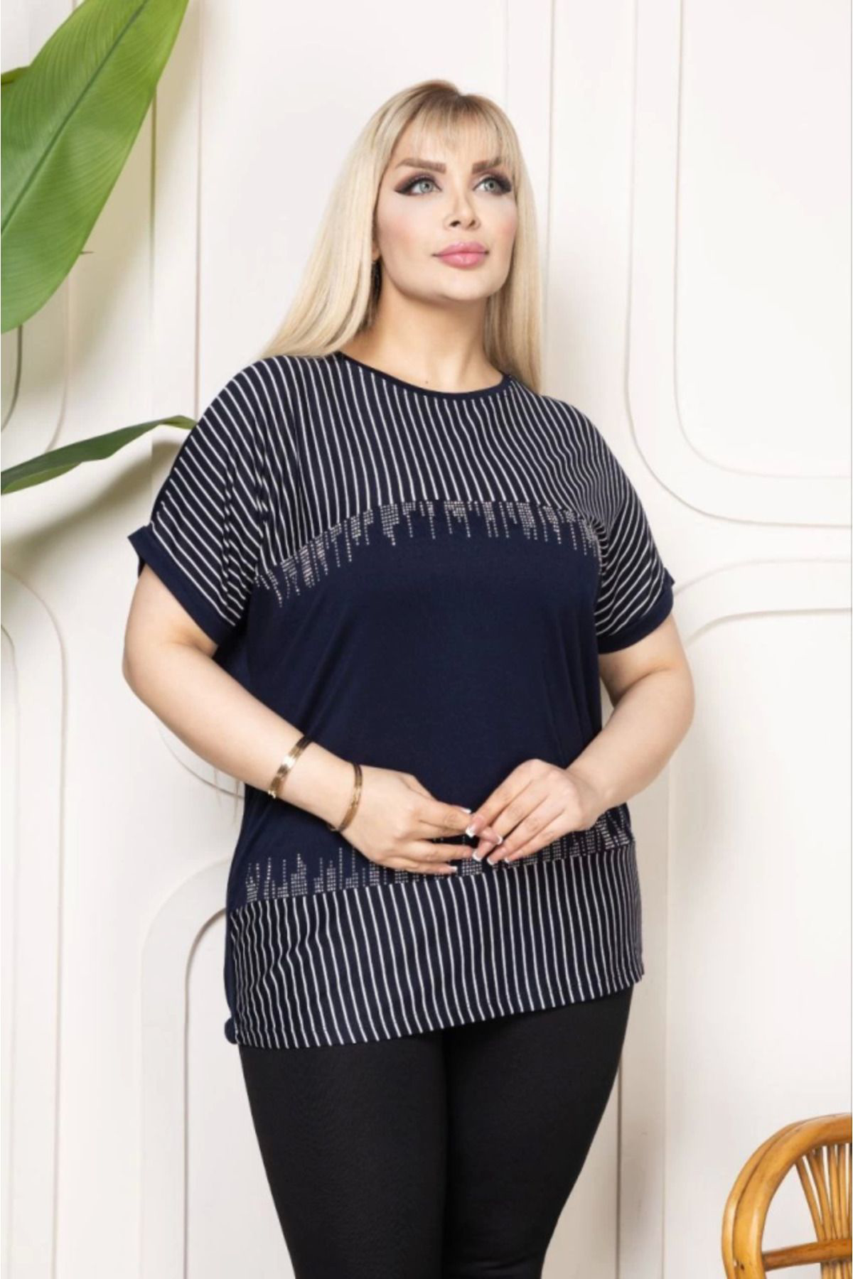Bisiklet Yaka Taş Detaylı Büyük Beden Bluz - Siyah