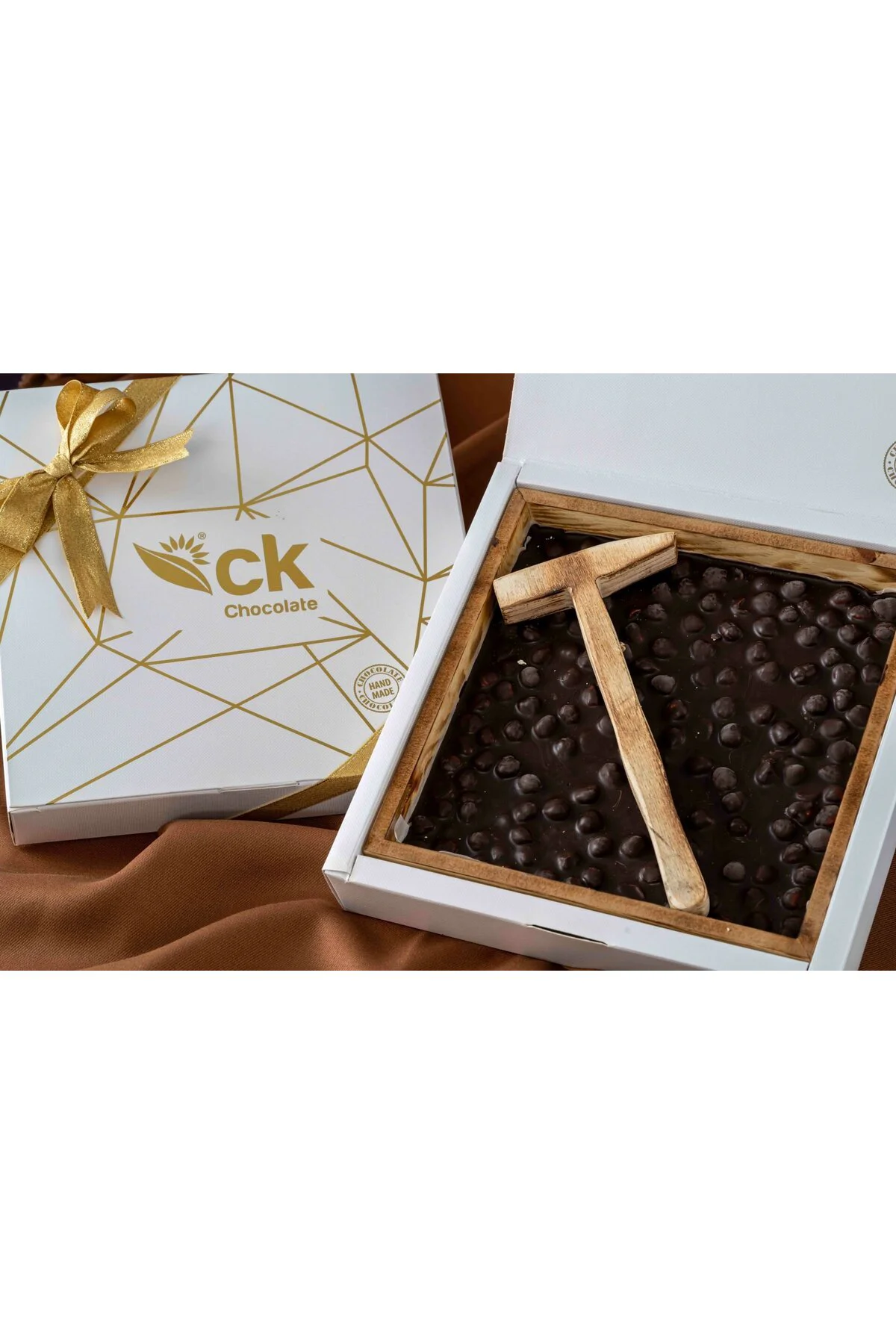 Bitter Çikolatalı Fındıklı Beyoğlu Çikolatası Çekiçli Ahşap Kutu 500 g Bitter Çikolatalı Fındıklı Beyoğlu Çikolatası Çekiçli Ahşap Kutu 500 g