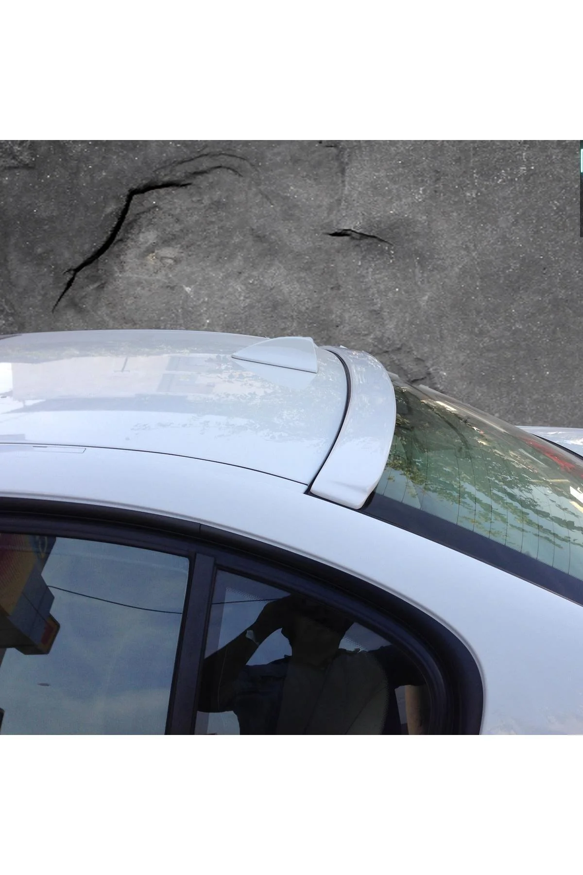 BMW 320 E90 ASTARLI TAVAN SPOİLER BMW 320 E90 ASTARLI TAVAN SPOİLER