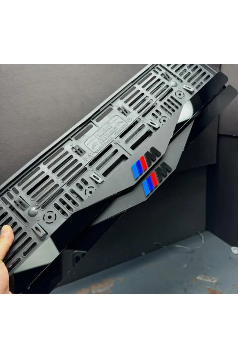 BMW M Logolo Kabartma Yazılı MAT Takmatik Pleksi Plakalık 2 li Se