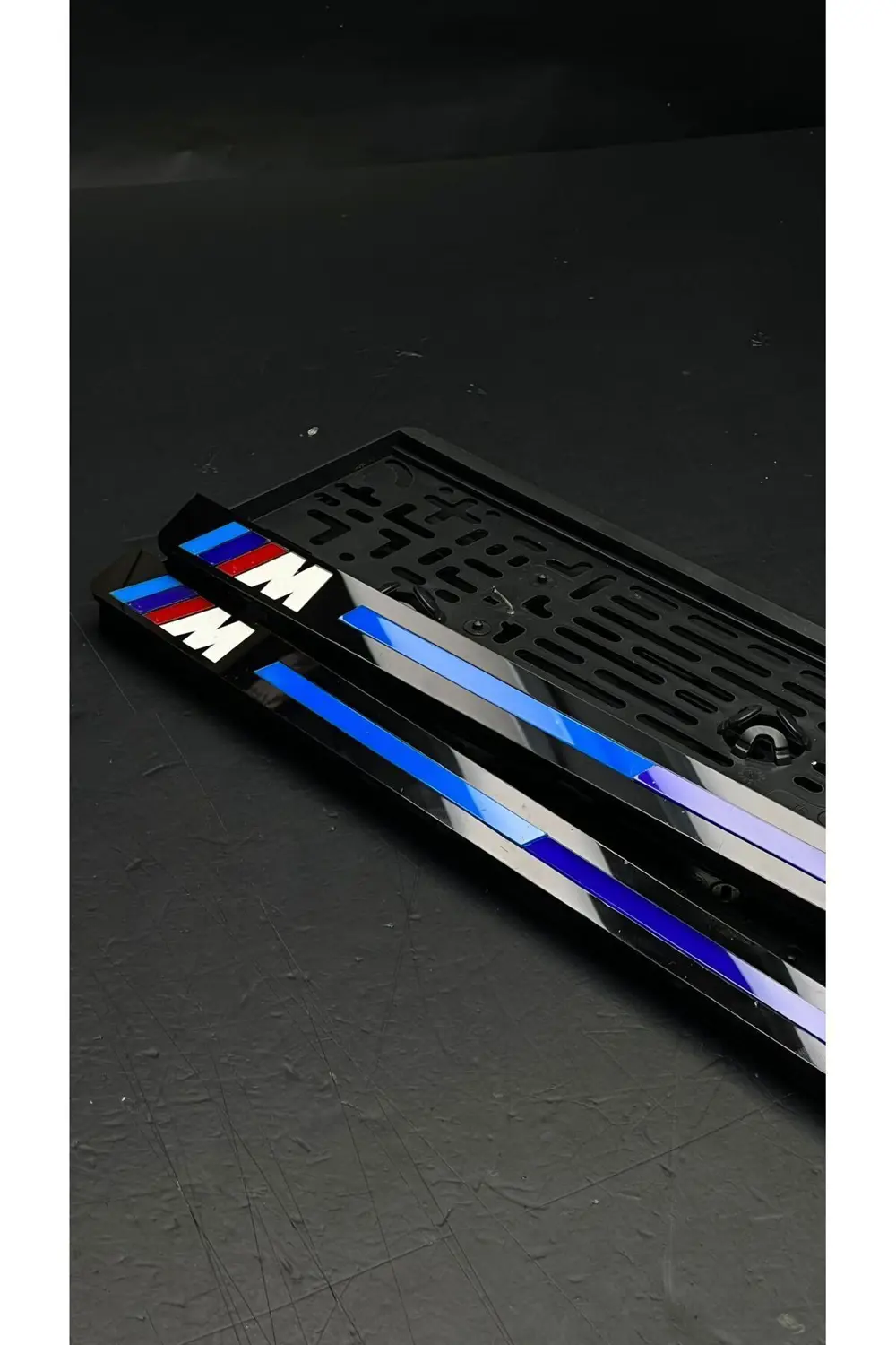 BMW M Uyumlu RENKLİ LUX PLEKSİ TAKMATİK PLAKALIK