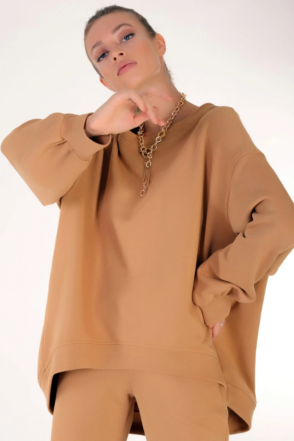 Bol Salaş Kesim Yuvarlak Yaka Asimetrik Özel Tasarım Sweatshirt.