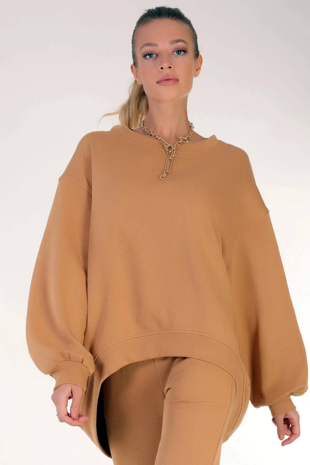 Bol Salaş Kesim Yuvarlak Yaka Asimetrik Özel Tasarım Sweatshirt.