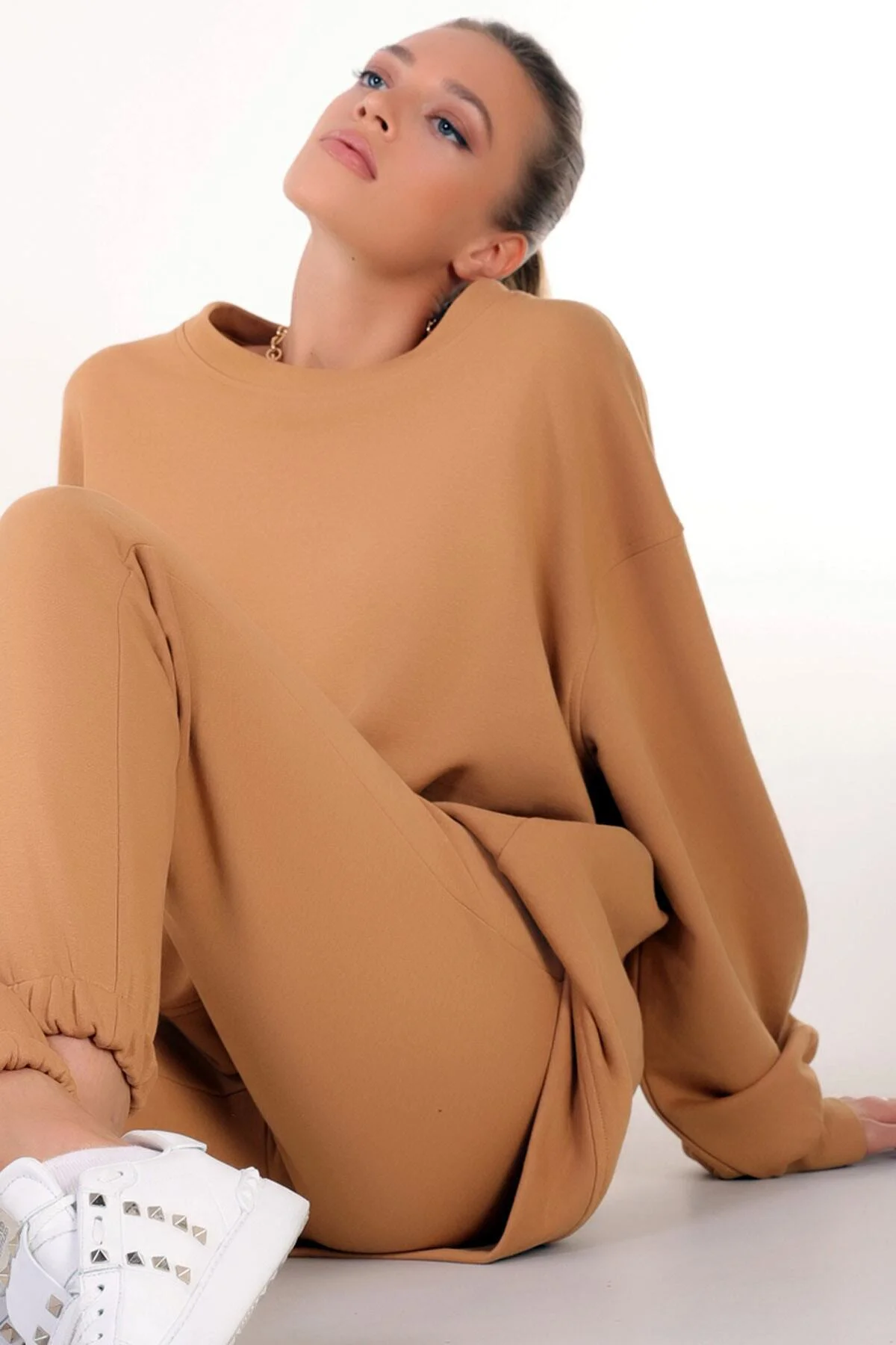 Bol Salaş Kesim Yuvarlak Yaka Asimetrik Özel Tasarım Sweatshirt.
