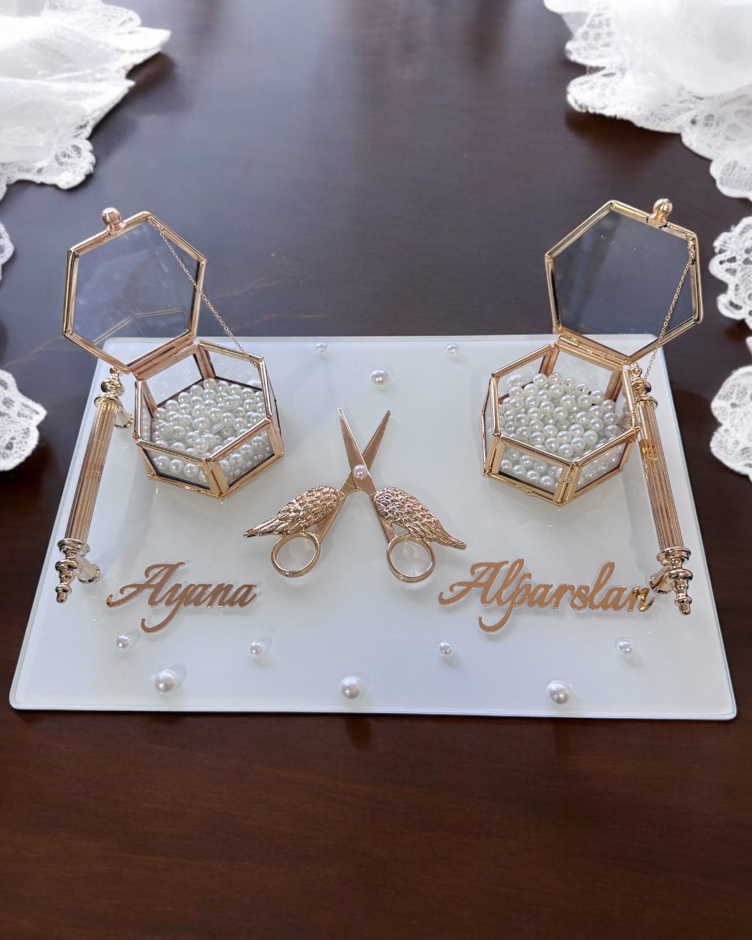 Bonding Gold Beyaz İncili Söz Tepsisi Nişan Tepsisi ve Damat Kahv Bonding Gold Beyaz İncili Söz Tepsisi Nişan Tepsisi ve Damat Kahv