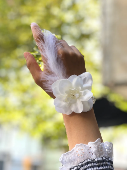 Bride to be Nedime Gelin Bilekliği Tüy ve İnci Boncuk Detaylı Bey Bride to be Nedime Gelin Bilekliği Tüy ve İnci Boncuk Detaylı Bey