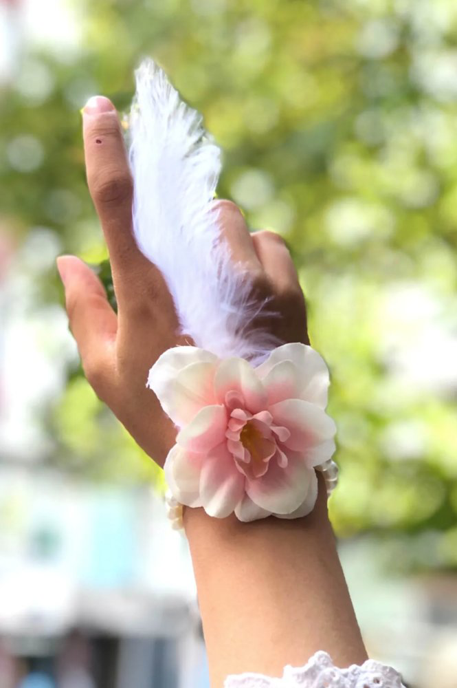 Bride to be Nedime Gelin Bilekliği Tüy ve İnci Boncuk Detaylı Som