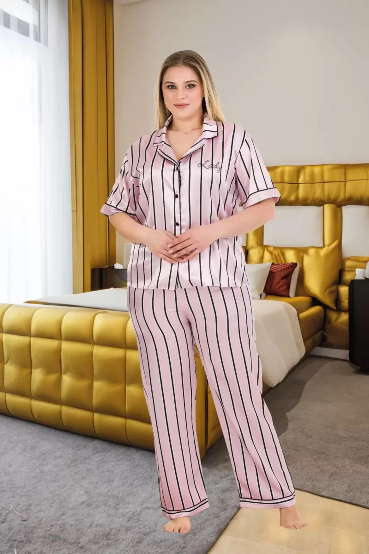 Büyük Beden Şık Tasarım Pembe Siyah Çizgili Düğmeli Kısa Kol Lüx Saten Pijama Takımı Büyük Beden Şık Tasarım Pembe Siyah Çizgili Düğmeli Kısa Kol Lüx Saten Pijama Takımı - Görsel 2