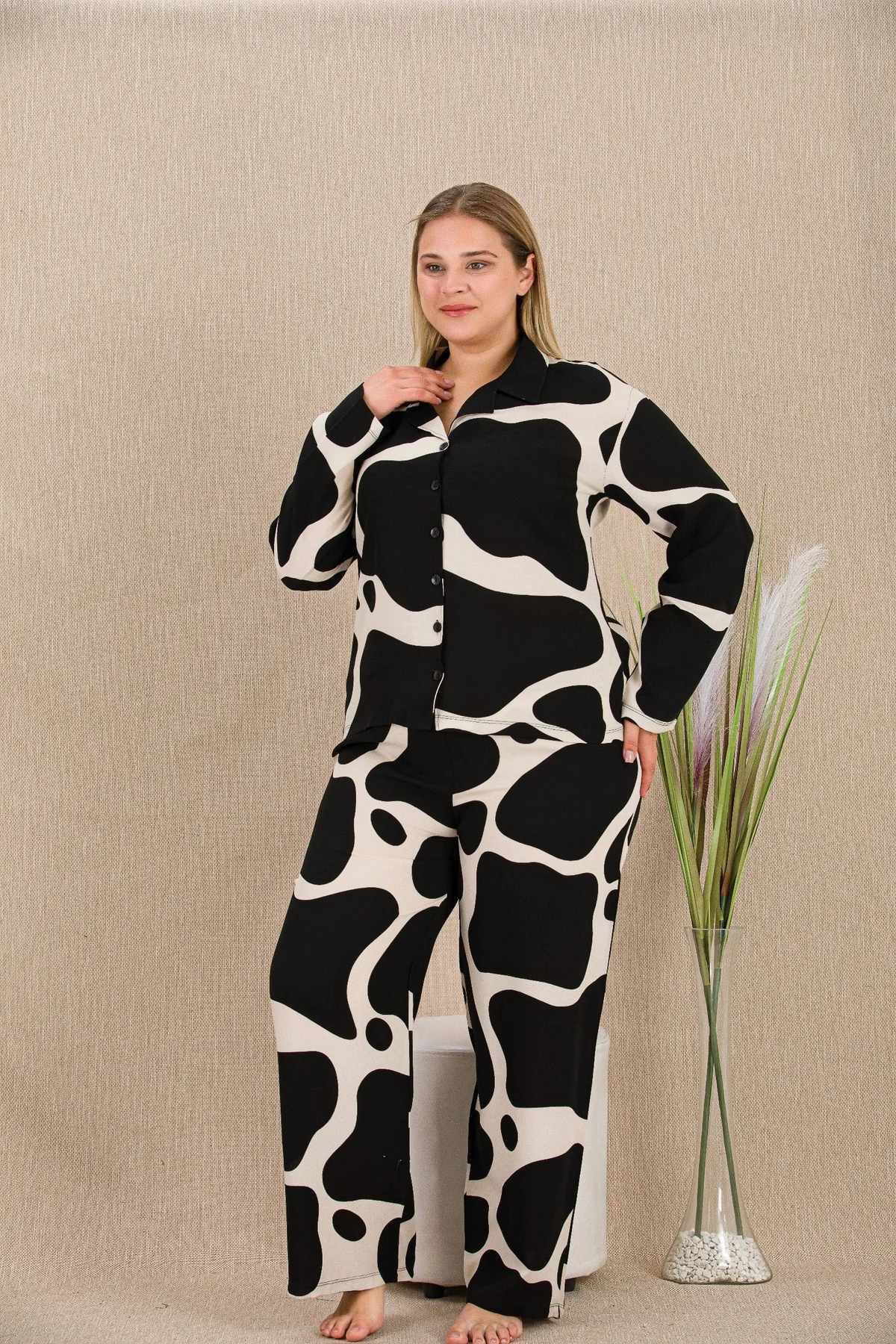 Büyük Beden Siyah Beyaz Desenli Düğmeli Uzun Kol Viskon Pijama Ta Büyük Beden Siyah Beyaz Desenli Düğmeli Uzun Kol Viskon Pijama Ta