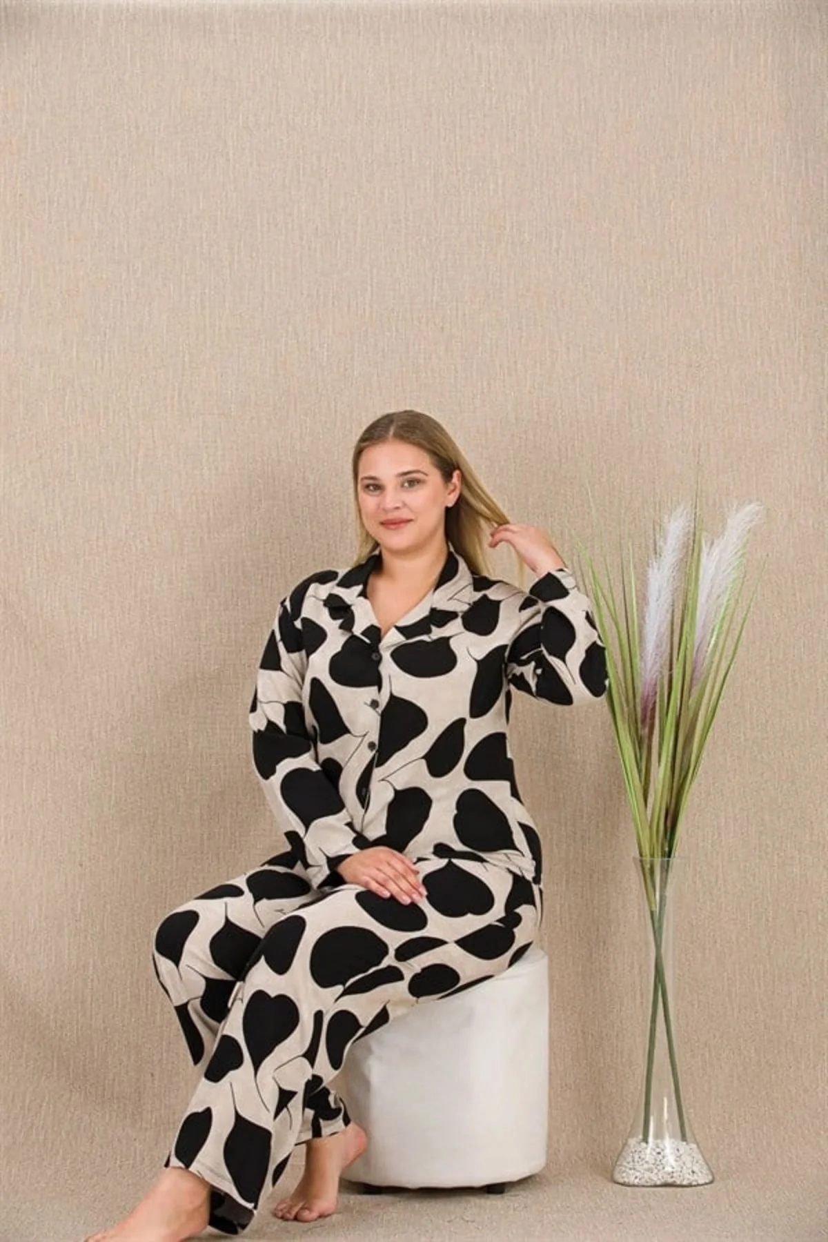 Büyük Beden Siyah Beyaz Kalp Desenli Düğmeli Uzun Kol Viskon Pijama Takımı Büyük Beden Siyah Beyaz Kalp Desenli Düğmeli Uzun Kol Viskon Pijama Takımı Fiyatı, Yorumları ve Özellikleri