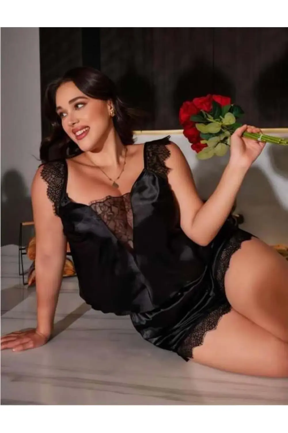 Büyük Beden Siyah Omuz Dantel İşlemeli Saten Şortlu Takım