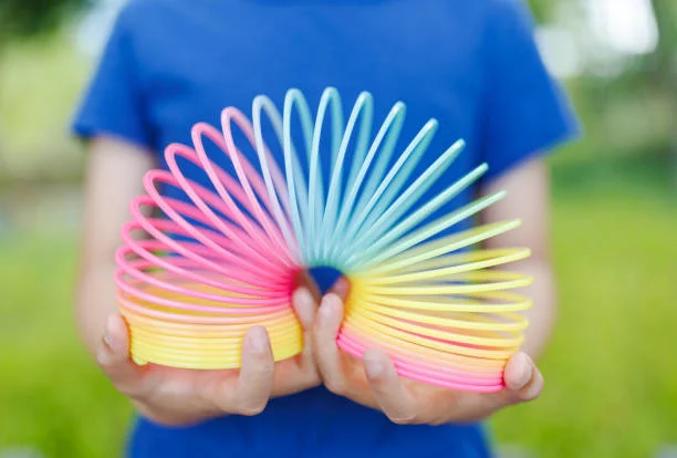 Büyük Boy Gökkuşağı Stres Yayı Oyuncak Stres Yayı - 8 cm çapında 