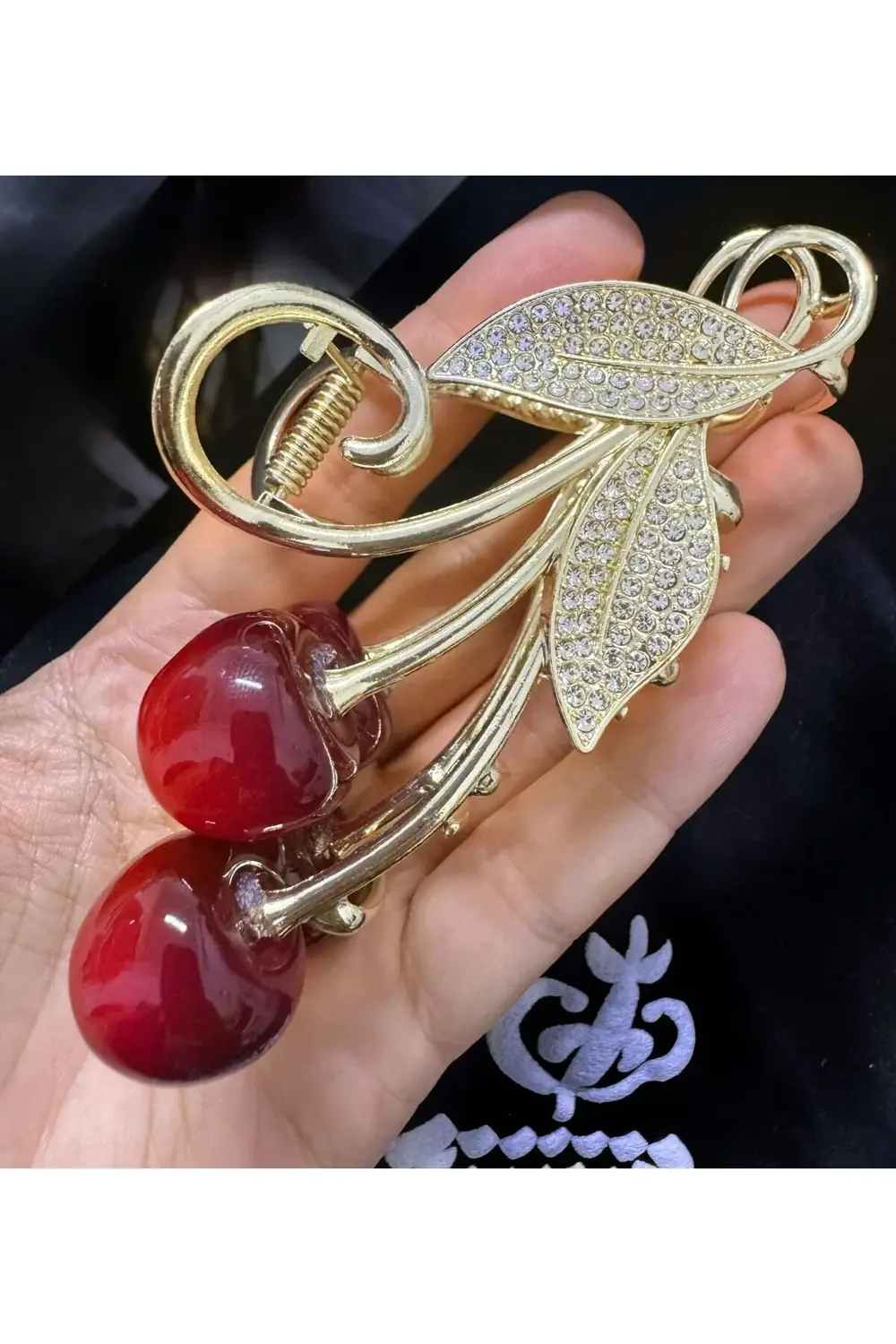 BÜYÜK BOY TAŞLI LÜX METAL KİRAZLI MANDAL TOKA 11 CM