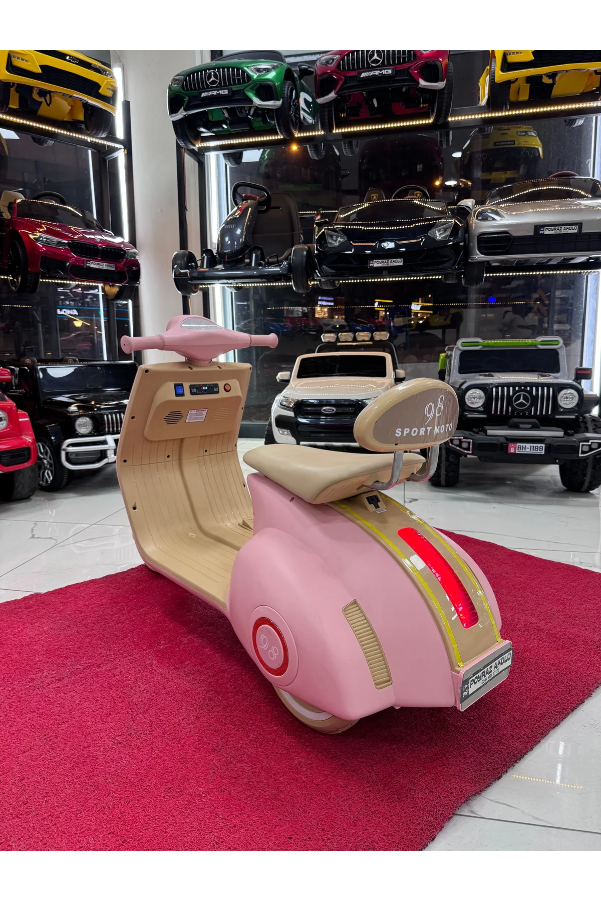 Büyük boy Vespa akülü motor 12V (2-10yaş ) Büyük boy Vespa akülü motor 12V (2-10yaş )