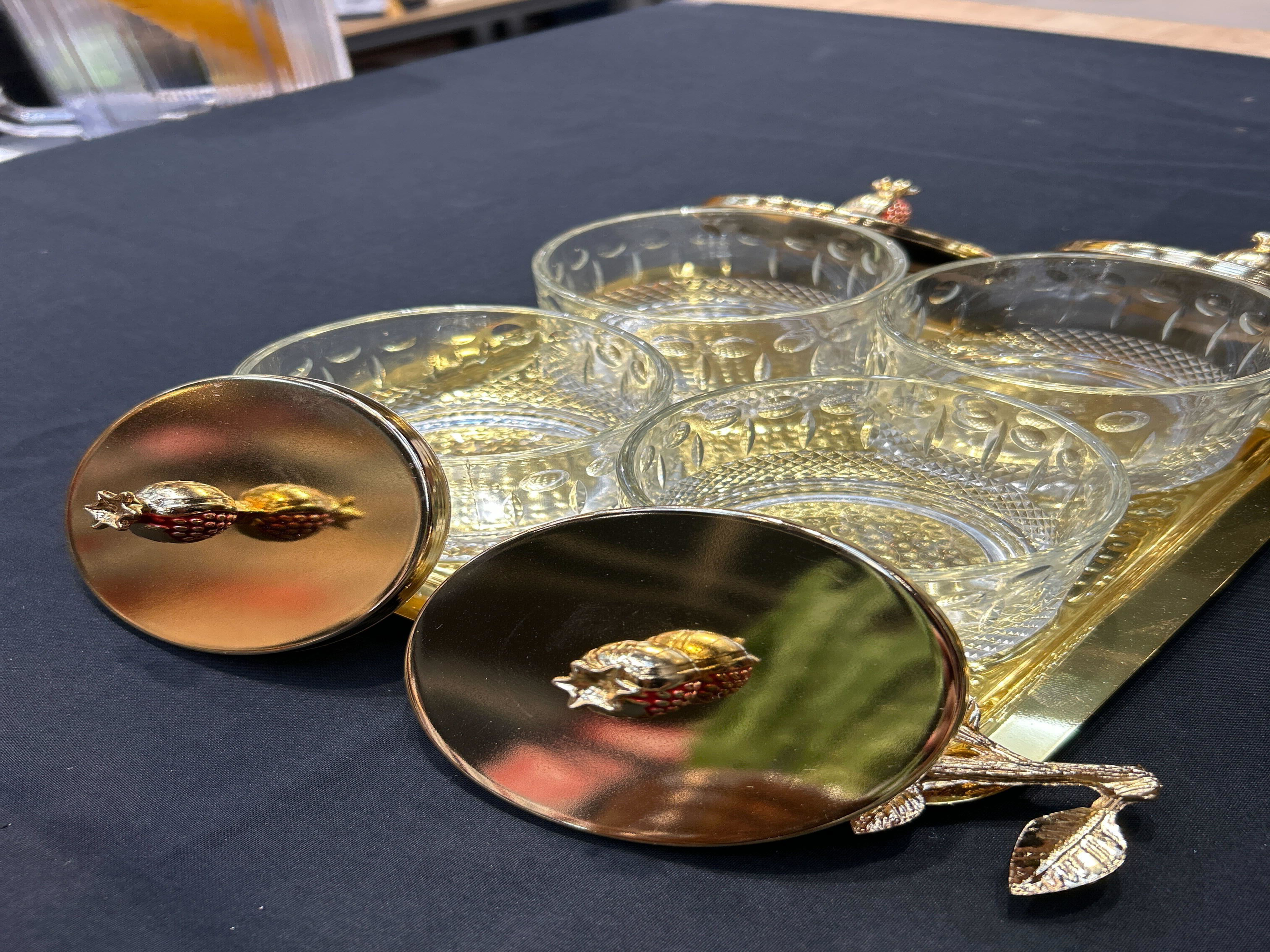 By Selim Nar Metal Ayaklı 4’Lü Tepsili Sunum By Selim Nar Metal Ayaklı 4’Lü Tepsili Sunum