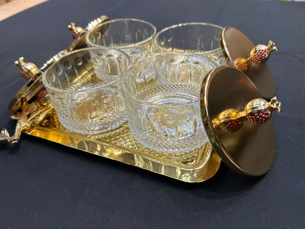 By Selim Nar Metal Ayaklı 4’lü Tepsili Sunum By Selim Nar Metal Ayaklı 4’lü Tepsili Sunum