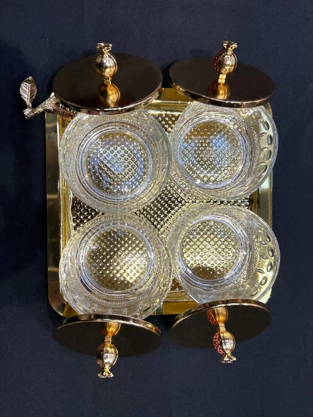 By Selim Nar Metal Ayaklı 4’lü Tepsili Sunum By Selim Nar Metal Ayaklı 4’lü Tepsili Sunum