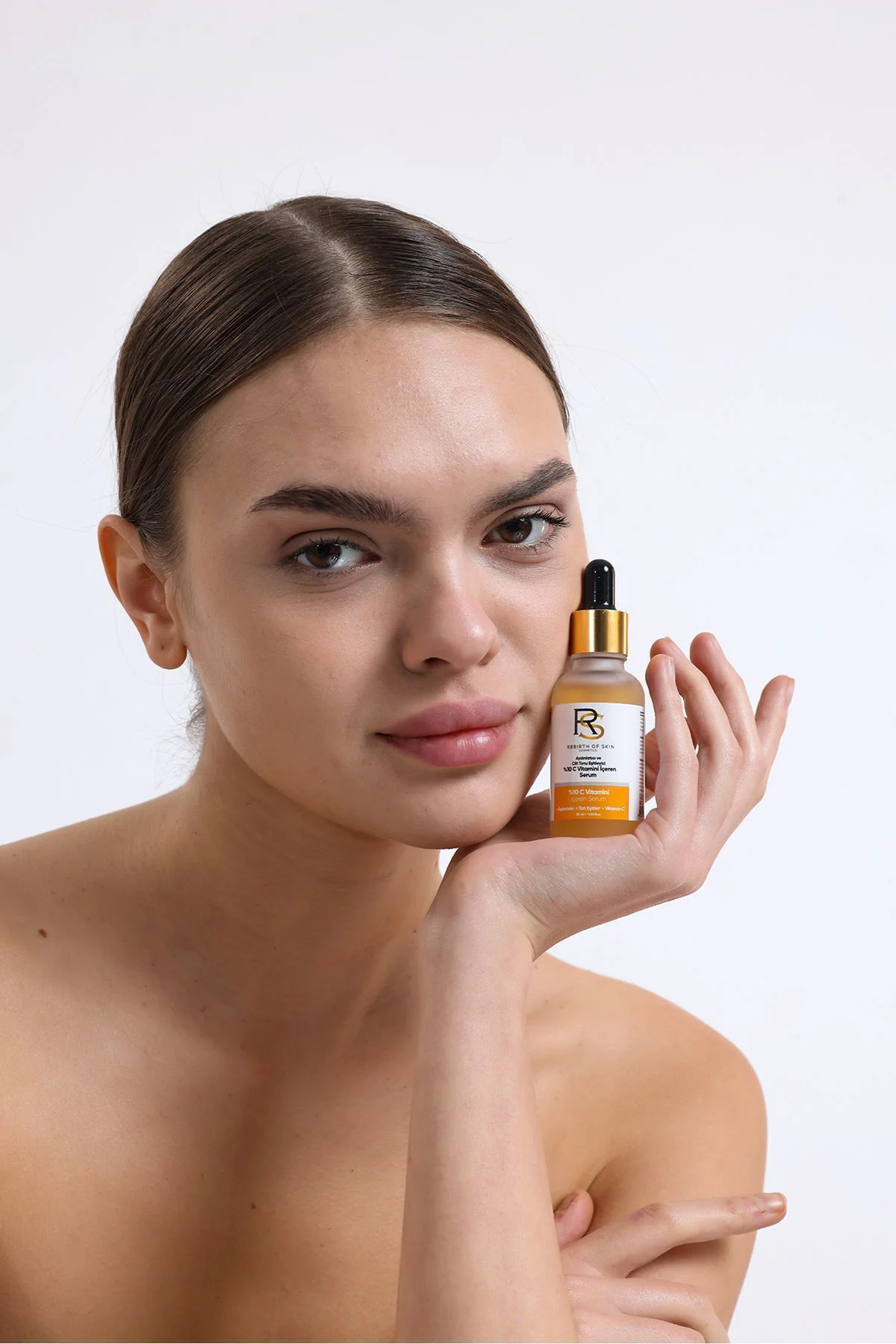 C Vitamini, Niacinamide ve Hyaluronıc Acıd İçeren Aydınlatıcı Ve Ton Eşitleyici Bakım Serumu 30 ml