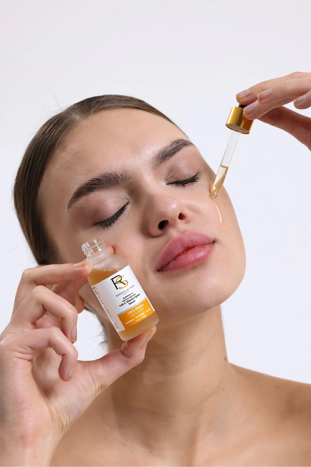 C Vitamini, Niacinamide ve Hyaluronıc Acıd İçeren Aydınlatıcı Ve Ton Eşitleyici Bakım Serumu 30 ml