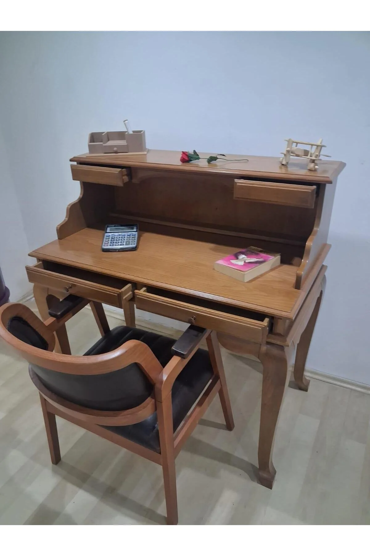 Çalışma Masa İlhm 90634 Klasik Takım Dilimli Sandaly Lüks Klasik Ceviz Renk Model Çalışma Masa İlhm 90634 Klasik Takım Dilimli Sandaly Lüks Klasik Ceviz Renk Model