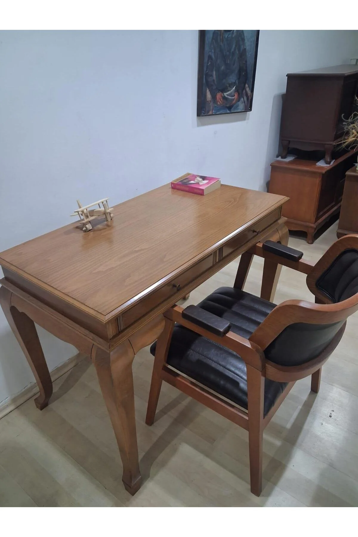 Çalışma Masa Klasik Alt İlhm 90630 Dilimli Sandalye Lüks Klasik Ceviz Renk Model Çalışma Masa Klasik Alt İlhm 90630 Dilimli Sandalye Lüks Klasik Ceviz Renk Model - Görsel 4