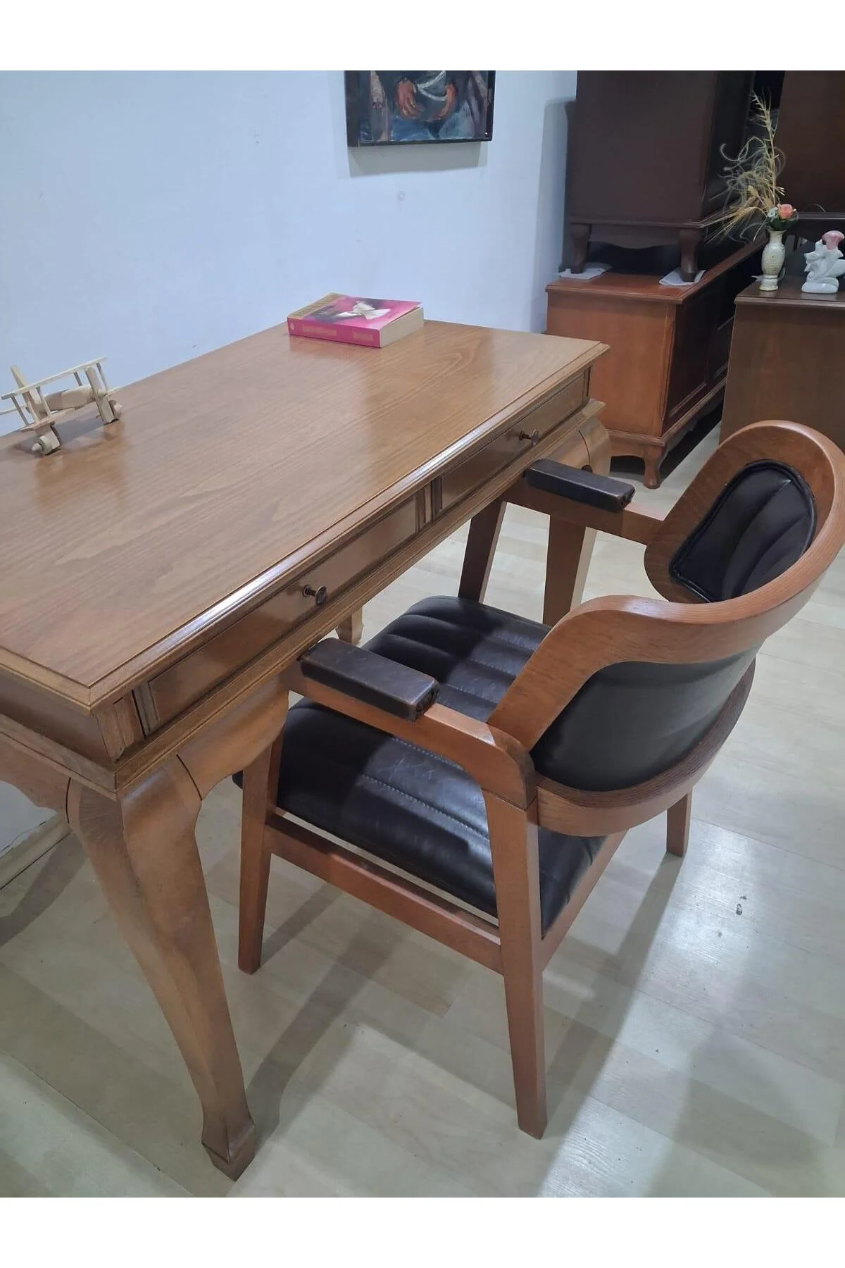 Çalışma Masa Klasik Alt İlhm 90630 Dilimli Sandalye Lüks Klasik Ceviz Renk Model Çalışma Masa Klasik Alt İlhm 90630 Dilimli Sandalye Lüks Klasik Ceviz Renk Model - Görsel 8