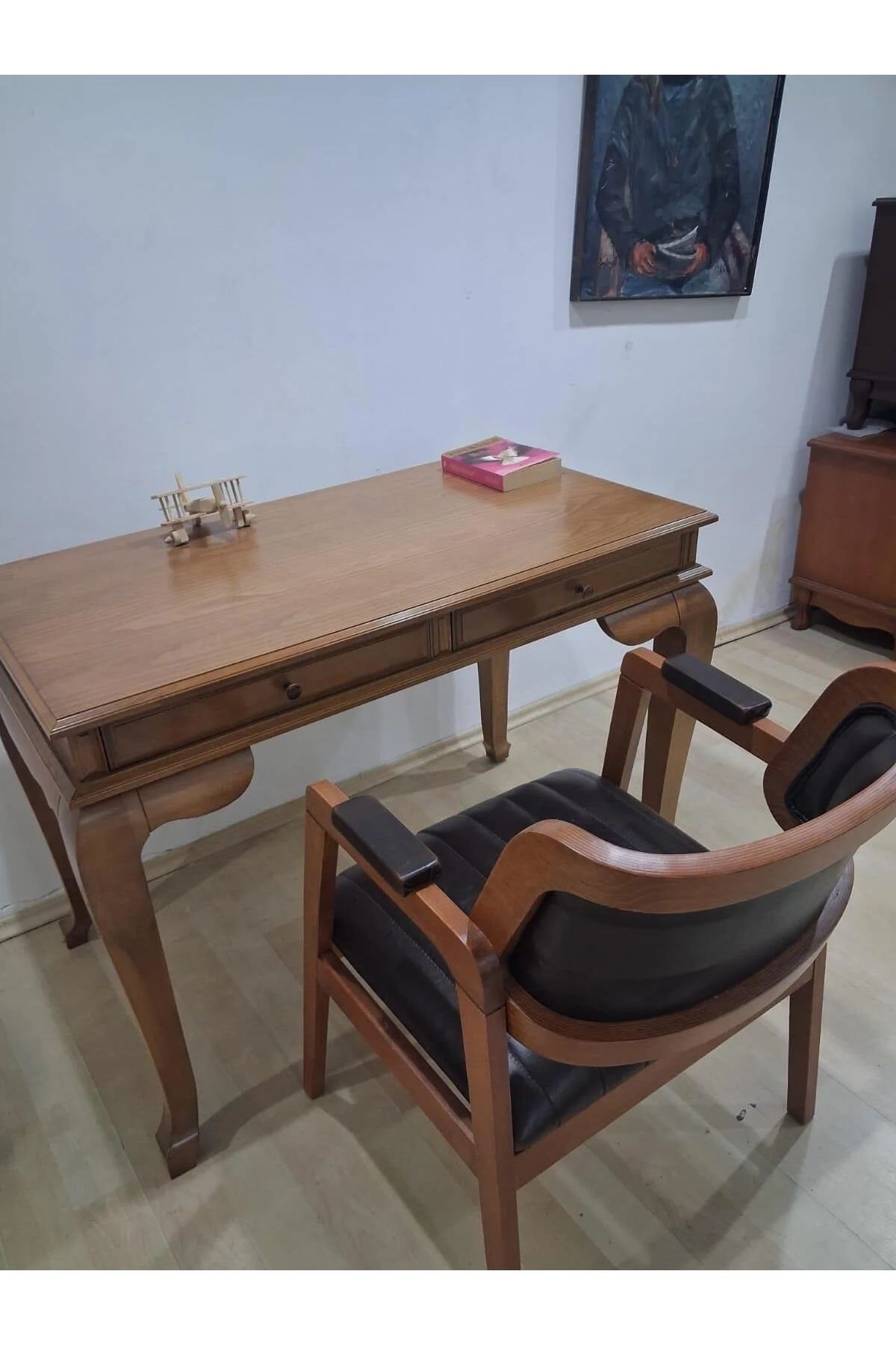 Çalışma Masa Klasik Alt İlhm 90630 Dilimli Sandalye Lüks Klasik Ceviz Renk Model Çalışma Masa Klasik Alt İlhm 90630 Dilimli Sandalye Lüks Klasik Ceviz Renk Model - Görsel 2